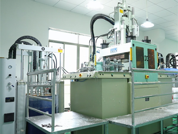 fl&uuml;ssige Silikongummiformmaschine